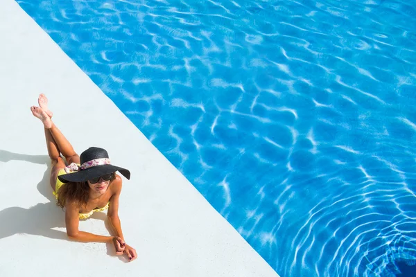 Beautiful tanned sporty slim woman relaxing in swimming — Stock Photo, Image