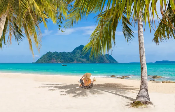 Kvinnan ligger på stranden — Stockfoto