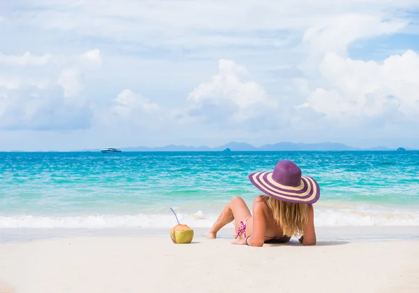 Ładny kobieta relaks na plaży — Zdjęcie stockowe