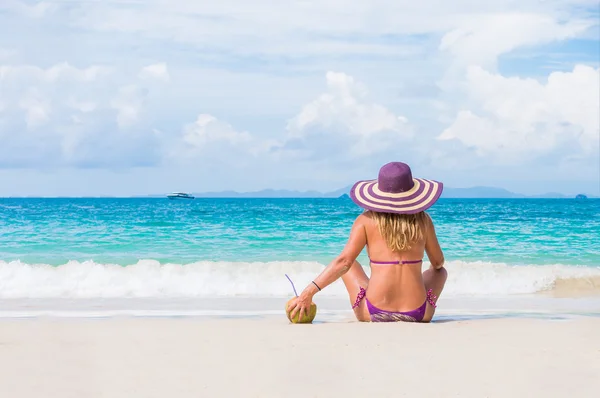 Mulher bonito relaxante na praia — Fotografia de Stock