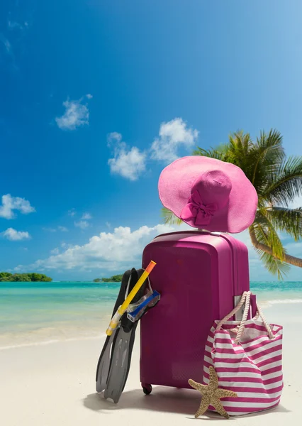 Βαλίτσα και μεγάλο ψάθινο καπέλο στην παραλία — Φωτογραφία Αρχείου