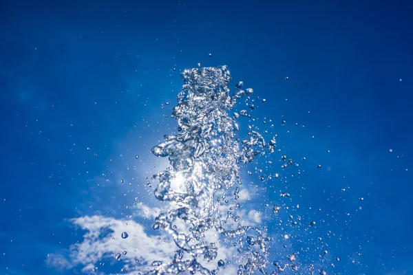 Corriente de agua dividida en gotitas — Foto de Stock