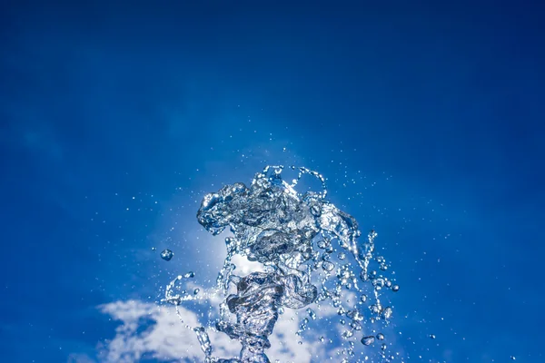 划分成液滴的水流 — 图库照片