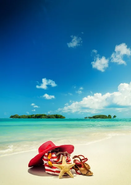 Artículos de playa roja en la playa — Foto de Stock