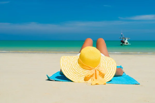 Τακτοποίηση γυναίκα με καπέλο ήλιο και μπικίνι στην παραλία — Φωτογραφία Αρχείου