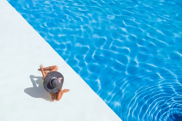 日焼けしたスポーティなスリム美人水泳でリラックス — ストック写真