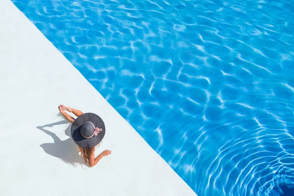 Opalony piękny sportowy szczupła kobieta relaksujące pływanie — Zdjęcie stockowe
