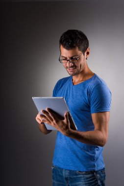 genç erkek icra dijital tablet kullanma