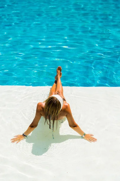 Vrouw in het zwembad — Stockfoto