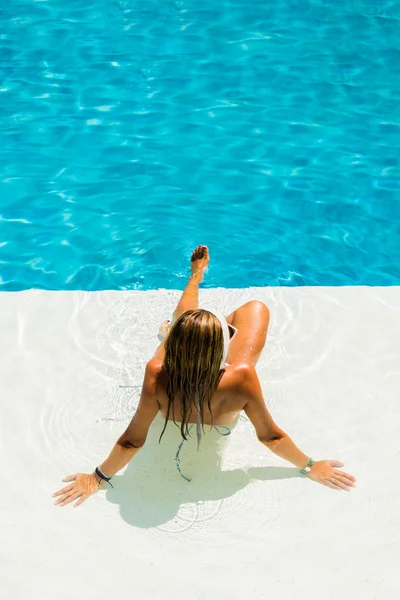 Donna in piscina — Foto Stock