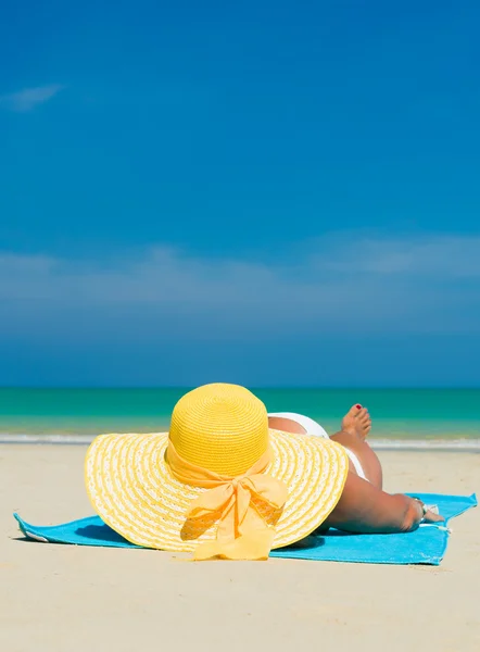 Passar kvinna i solhatt och bikini på stranden — Stockfoto