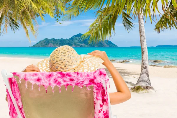 Woman lies on the beach — Stock Photo, Image