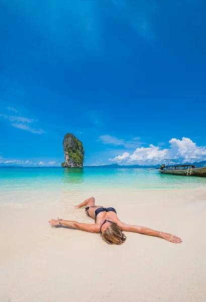 Söt kvinna avkopplande på stranden — Stockfoto