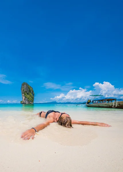 Carino donna rilassante sulla spiaggia — Foto Stock