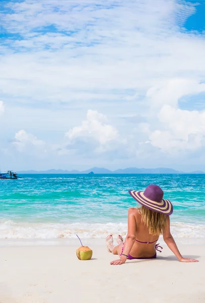 Mulher bonito relaxante na praia — Fotografia de Stock