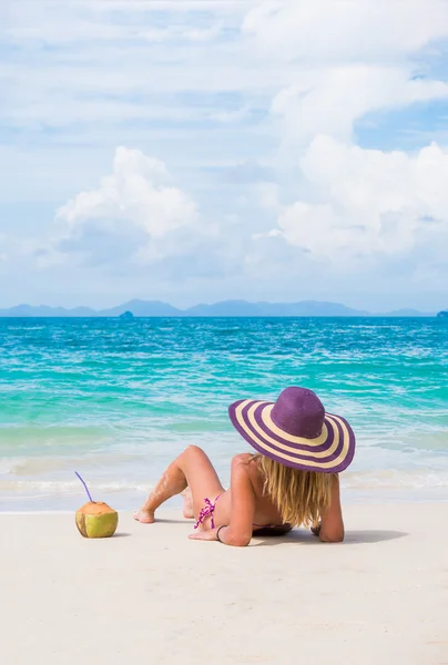 Ładny kobieta relaks na plaży — Zdjęcie stockowe