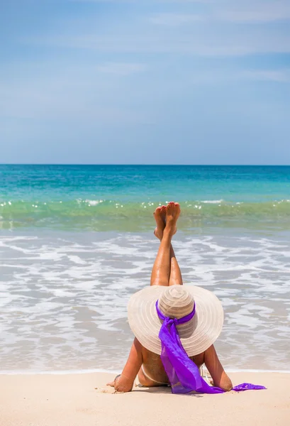열 대 해변에서 비키니를 입고 있는 여자 — 스톡 사진