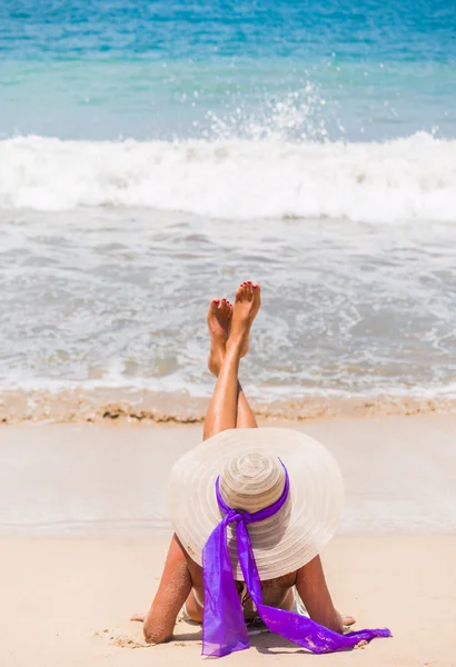 Женщина в бикини на тропическом пляже — стоковое фото