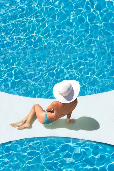 Vackra garvade sportig smal kvinna avkopplande i poolen — Stockfoto