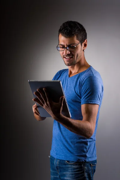 Fiatal férfi ügyvezető segítségével digitális tabletta — Stock Fotó