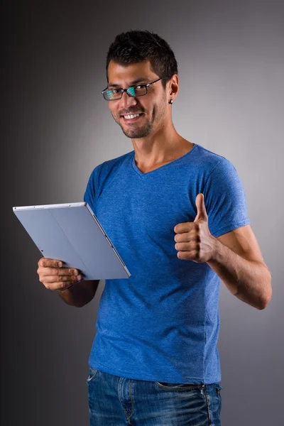Jovem executivo masculino usando tablet digital — Fotografia de Stock
