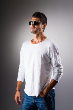 Beyaz gömlekli genç adam.