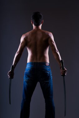 Katana ile poz üstsüz genç adam 