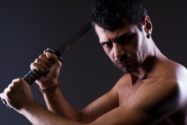 Katana ile poz üstsüz genç adam 