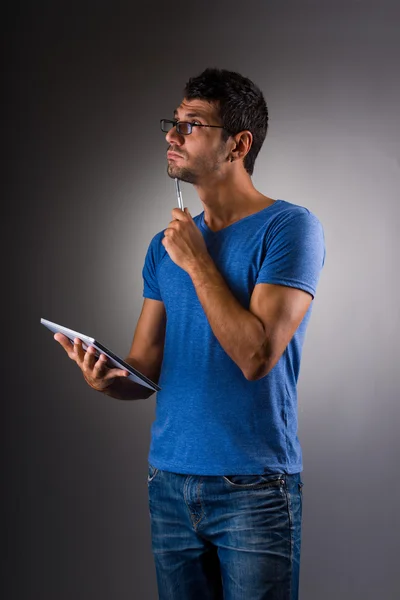 Jonge mannelijke uitvoerend met behulp van digitale Tablet PC — Stockfoto