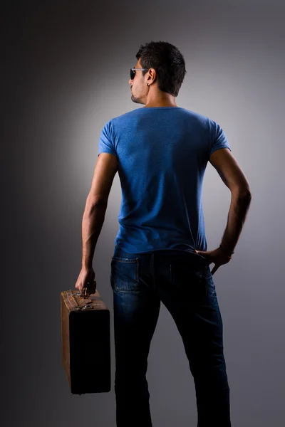Ortrait av eleganta självsäkra mannen med vintage resväska — Stockfoto