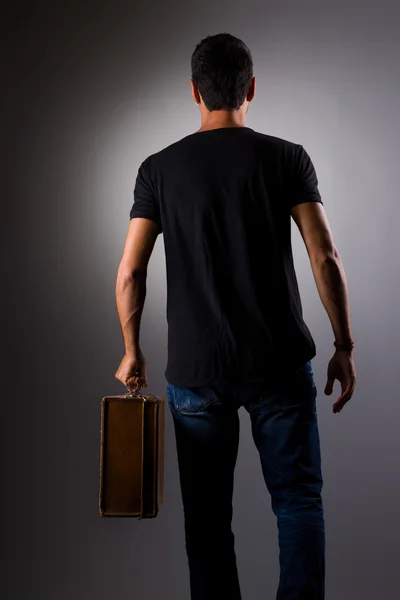 Retrato de hombre confiado con estilo con maleta vintage —  Fotos de Stock