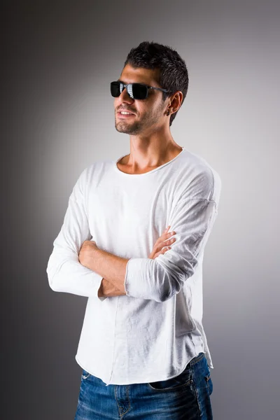 Hombre joven con camisa blanca — Foto de Stock