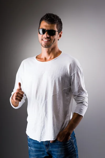 Jongeman in wit shirt — Stockfoto