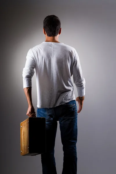 Ortrait de l'homme confiant élégant avec valise vintage — Photo