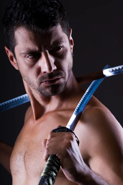 Jovem sem camisa posando com katana — Fotografia de Stock