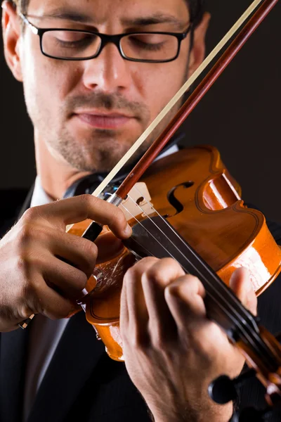 Houslista hraje housle — Stock fotografie