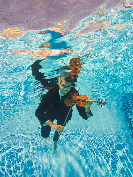 Muziek onderwater violist in pak — Stockfoto