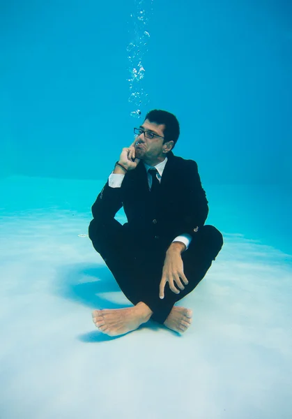 Porträt eines Geschäftsmannes im Pool — Stockfoto