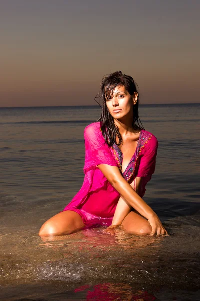 Ung vacker kvinna med långt hår på stranden — Stockfoto