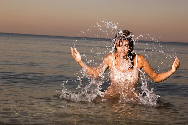 Jeune belle femme aux cheveux longs sur la plage — Photo