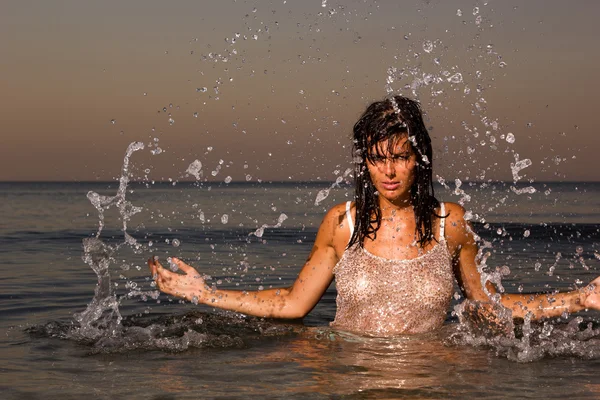 Ung vacker kvinna med långt hår på stranden — Stockfoto