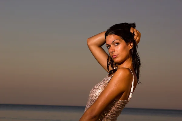 Jonge mooie vrouw met lang haar op het strand — Stockfoto