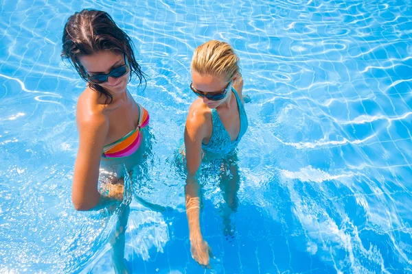 Two women at the pool — Stock Photo, Image