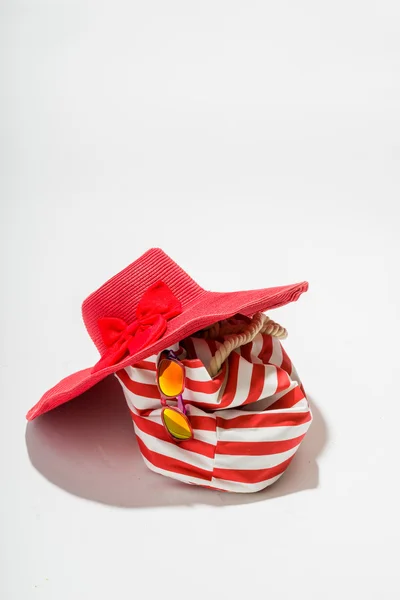 Verano bolso de tiempo, sombrero y sandalias — Foto de Stock