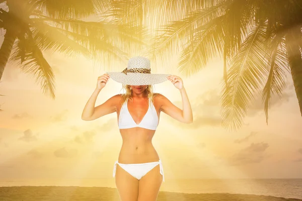 Donna sulla spiaggia tropicale al tramonto sotto gli alberi di cocco — Foto Stock