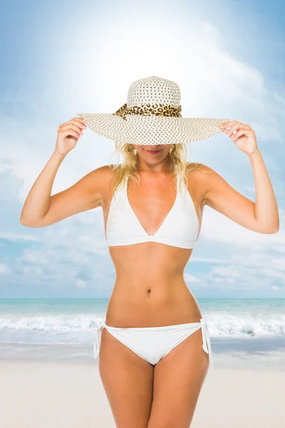 Donna in cappello sulla spiaggia — Foto Stock
