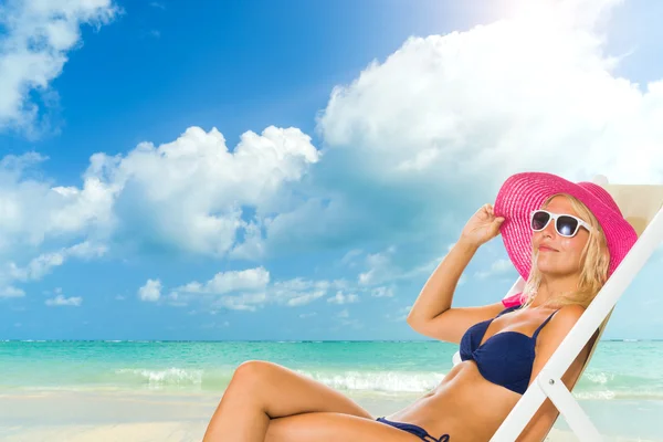 Slank en sexy vrouw op het strand — Stockfoto