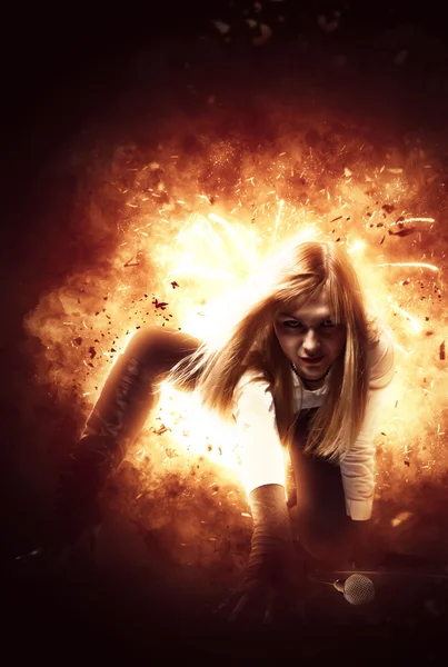 Alev alev yanan patlama üzerine kadın rock şarkıcısı — Stok fotoğraf