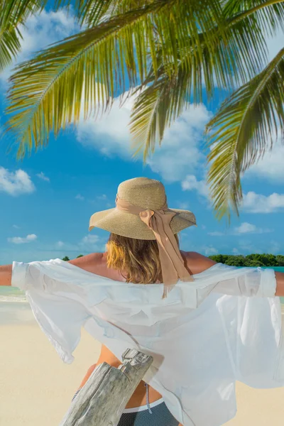 Donna in bikini con cappello da sole in spiaggia — Foto Stock