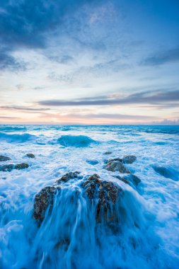 Kathisma beach, Lefkada, Yunanistan gün batımında.